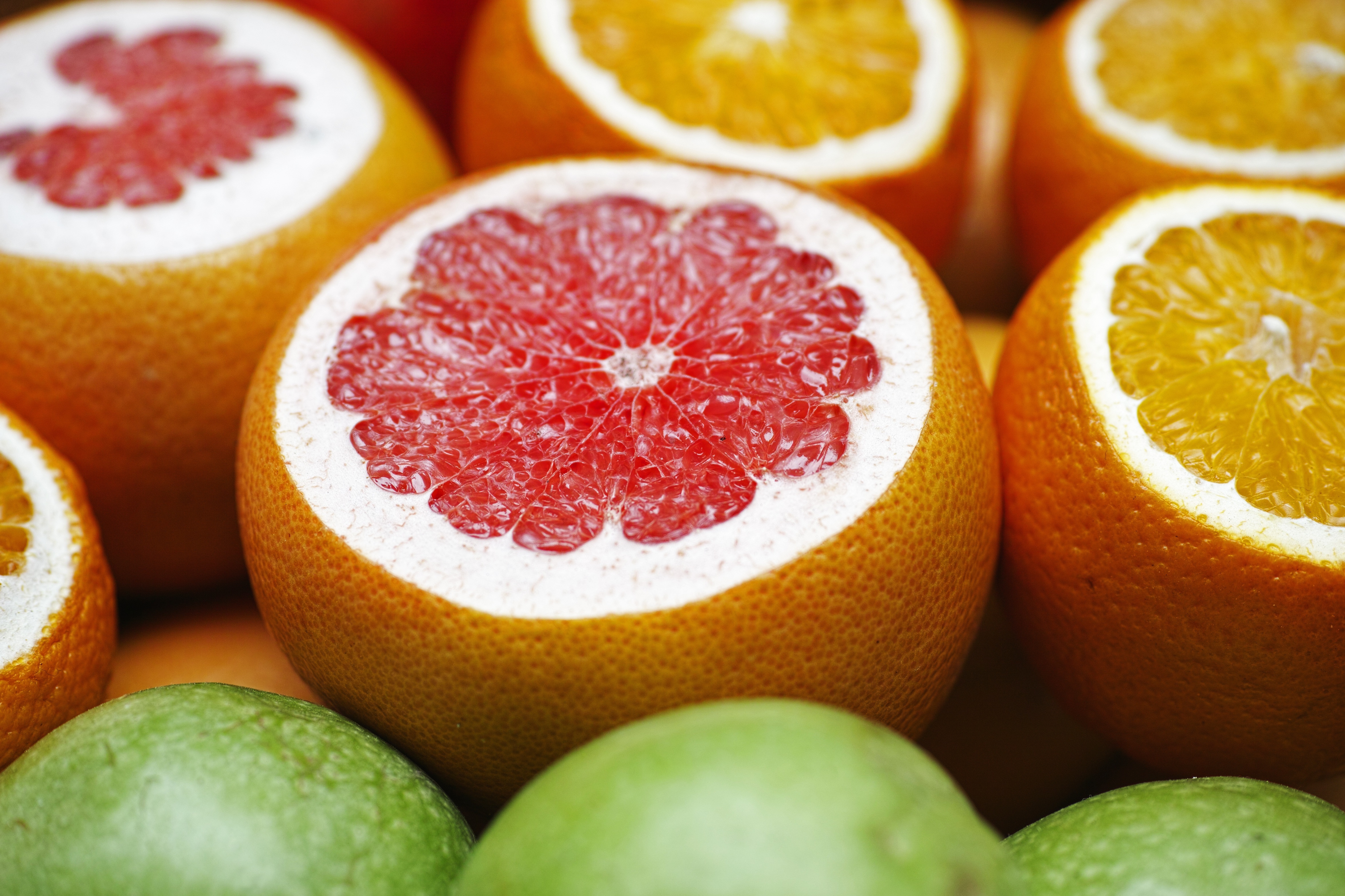 Свежесть фруктов. Папайя, помело, апельсин. Грейпфрут. Грейпфрут и апельсин. Удивительные фрукты.