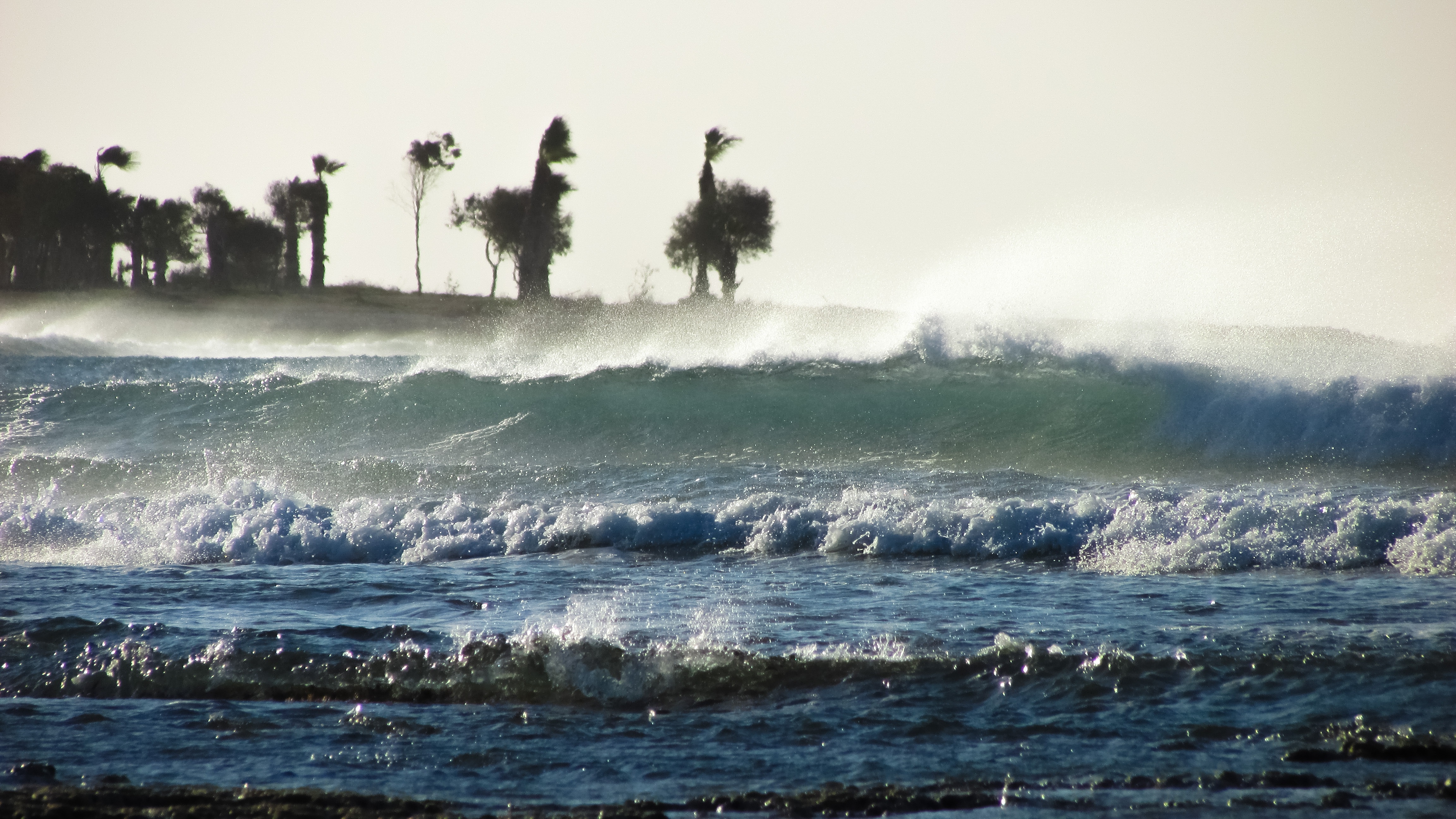 Сильный ветер с водой. Море шторм. Шторм в океане. Ветер на море. Буря на море.