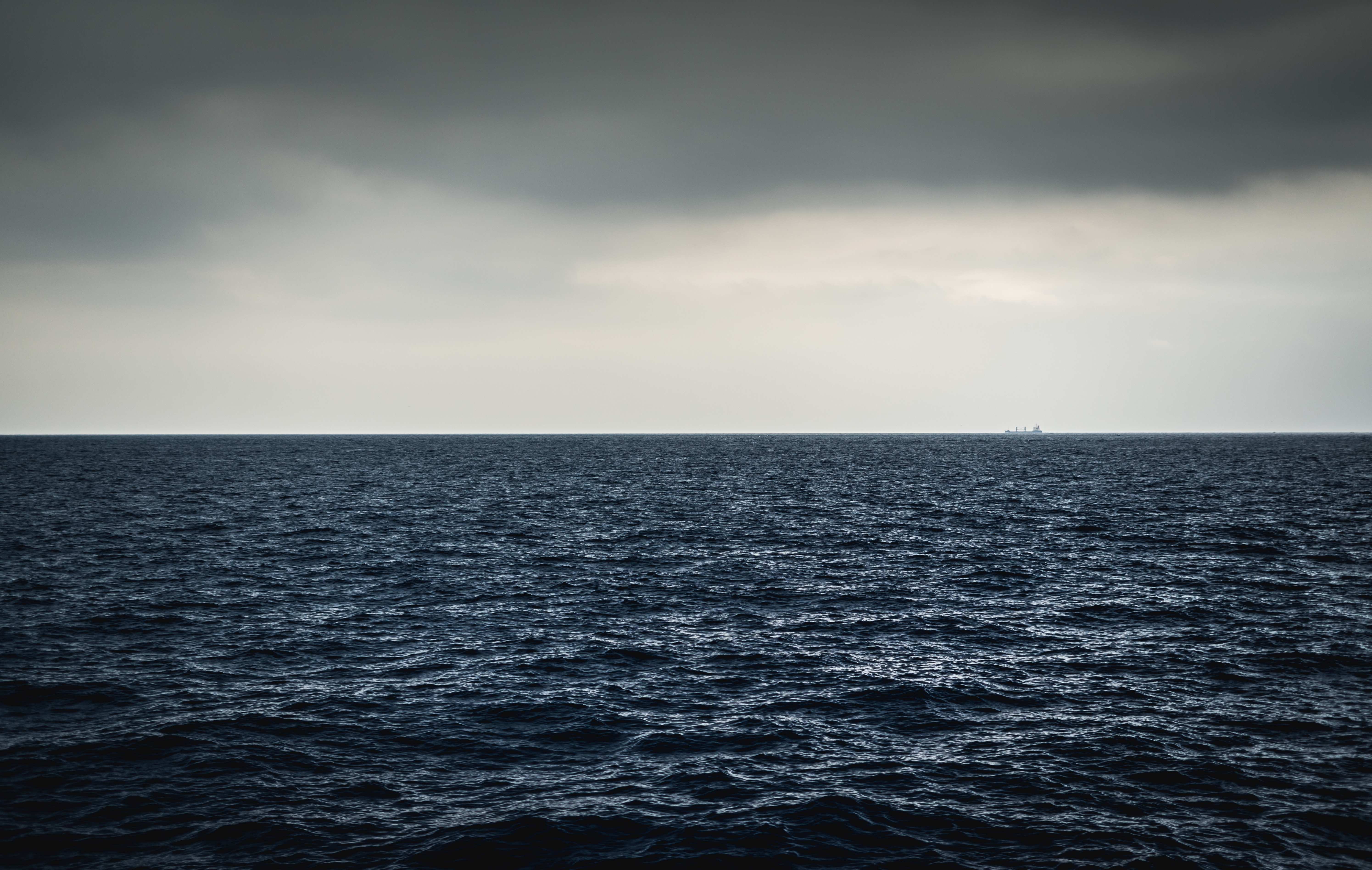 Синий океан 1. Море Горизонт. Пасмурное море. Темное море. Открытое море.