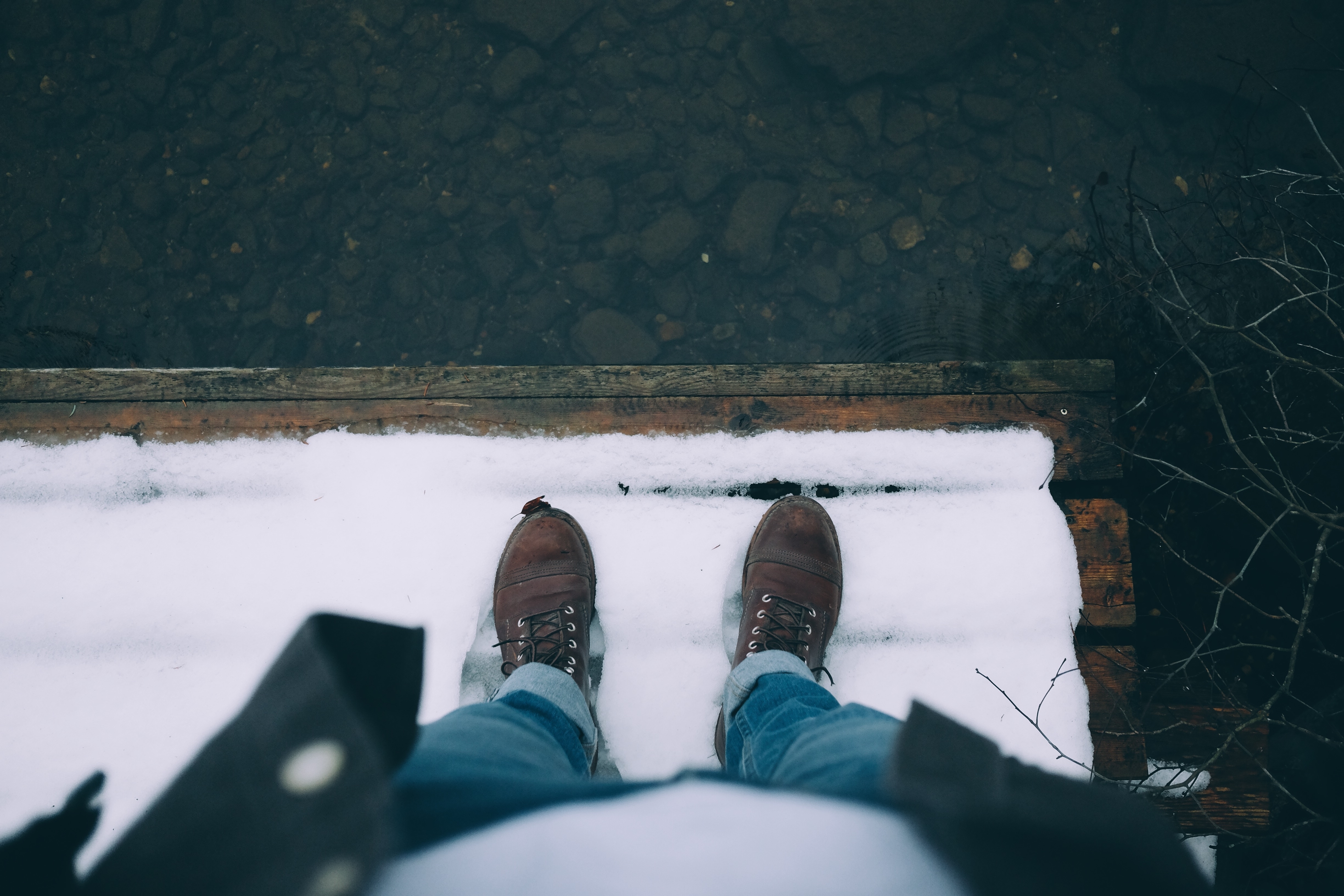 В сильный мороз ноги. Снежные ботинки. Ботинки в снегу. Ноги в снегу. Парень сидит на снегу.
