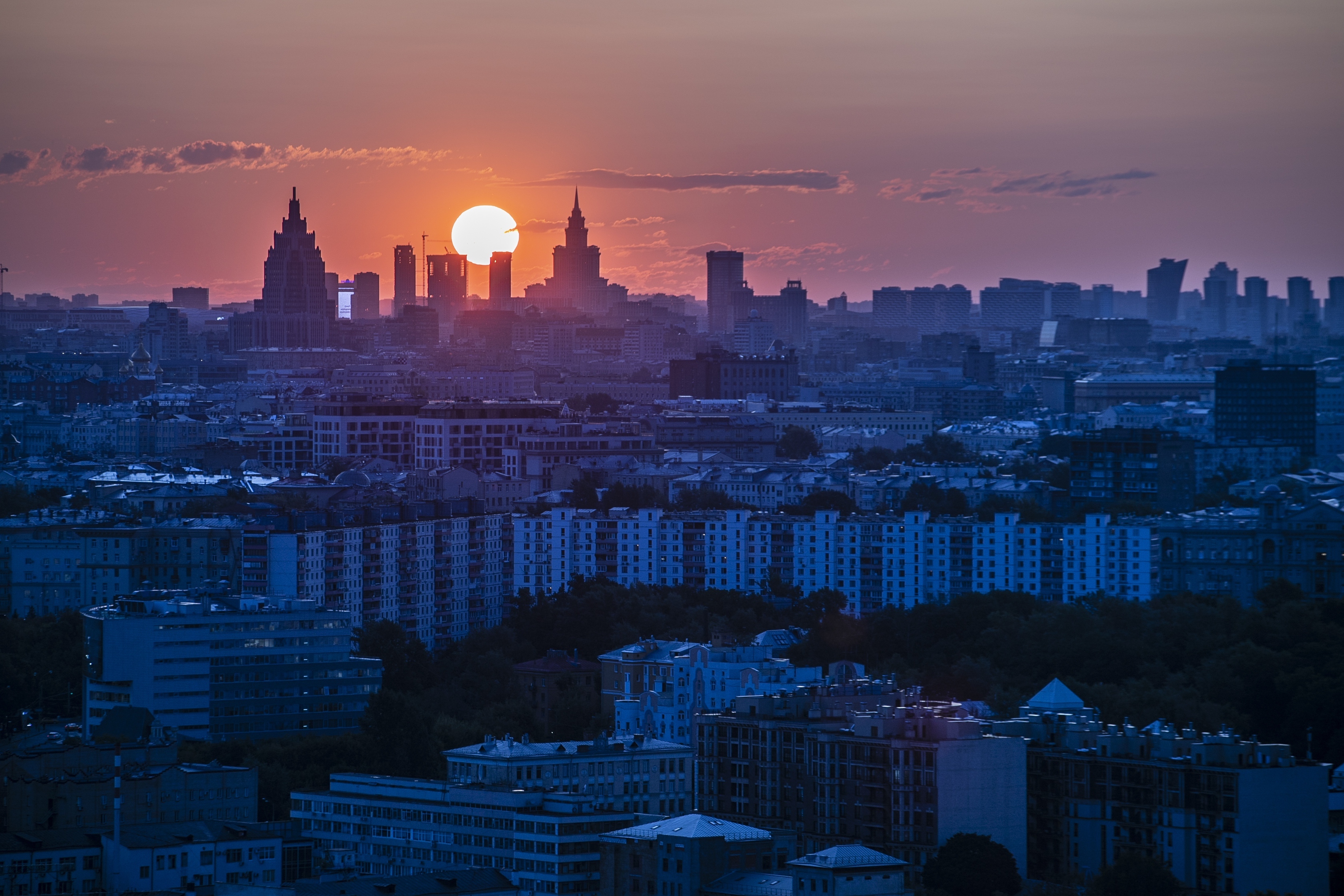 Время заката в москве. Рассвет в городе. Закат в городе. Закат в России в городе. Красивый закат над городом.