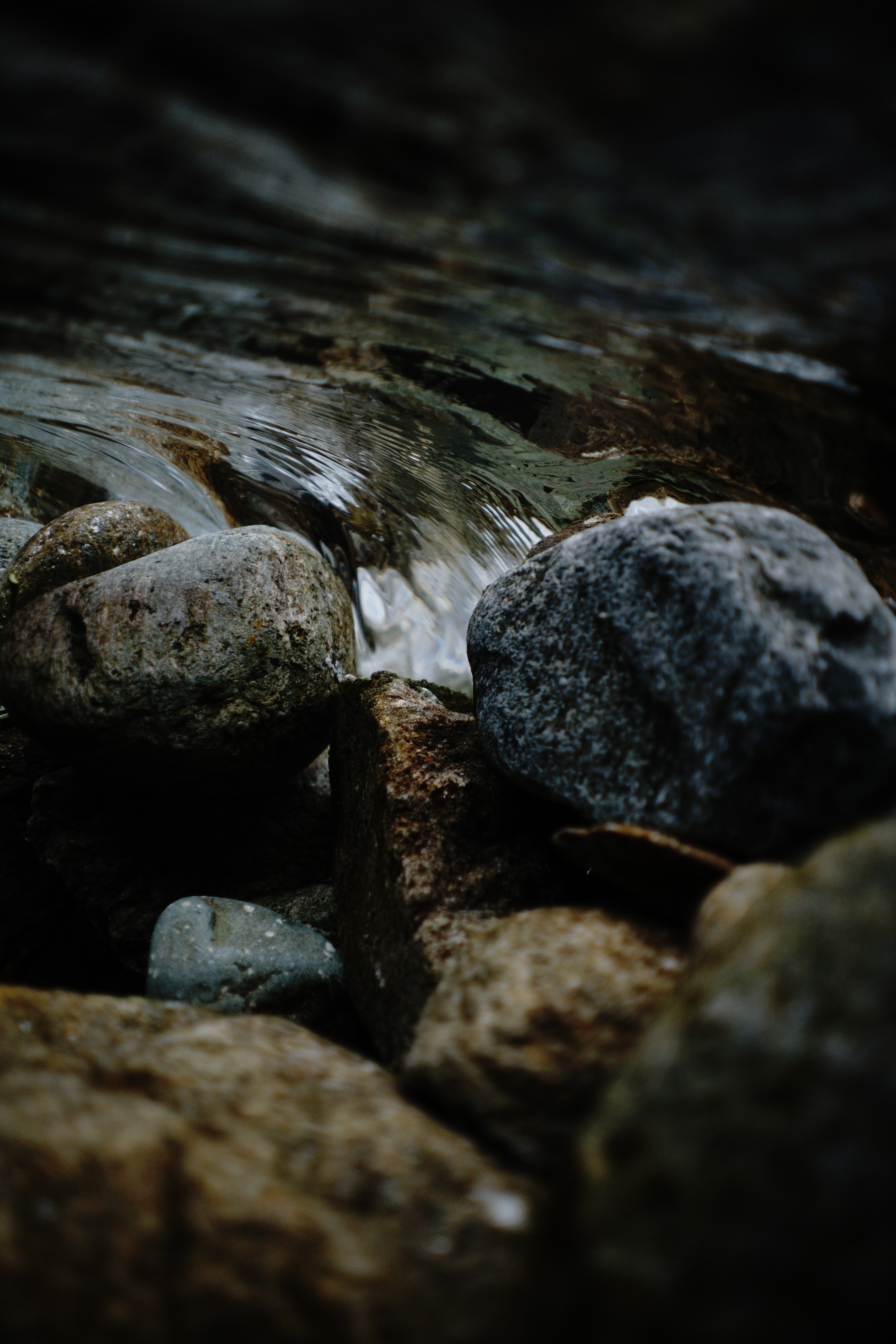 Пошла вода на камень. Камни в воде. Водяной камень. Камни под водой. Камни скалы вода.
