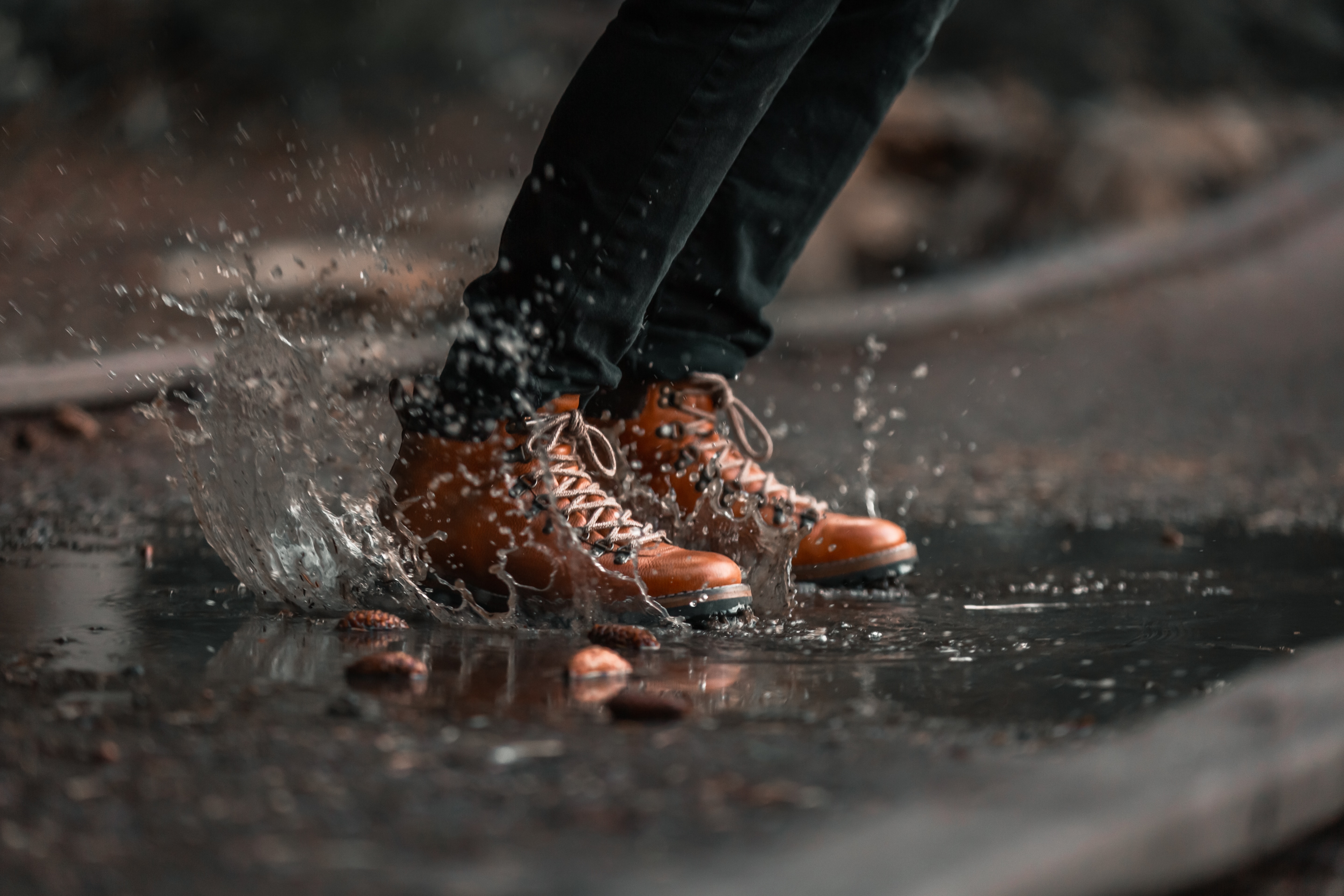 Дождь по лужам. Ботинок в луже. Ноги в луже. Обувь для дождя. Мокрая обувь.