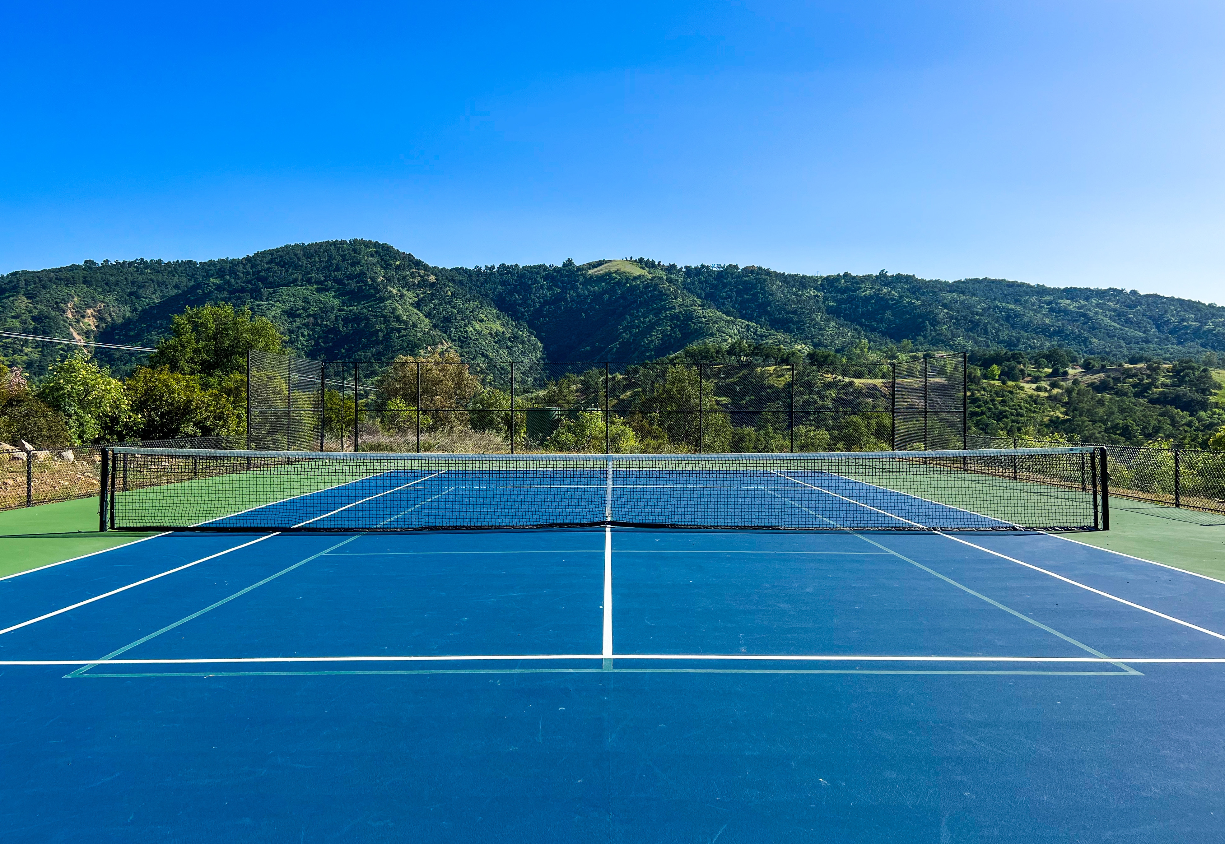 Какое поле теннисный. Юнусабадский теннисный корт. Теннисный корт в Хэмптон-корте. Фергана теннисный корт. Нептун теннисный корт.