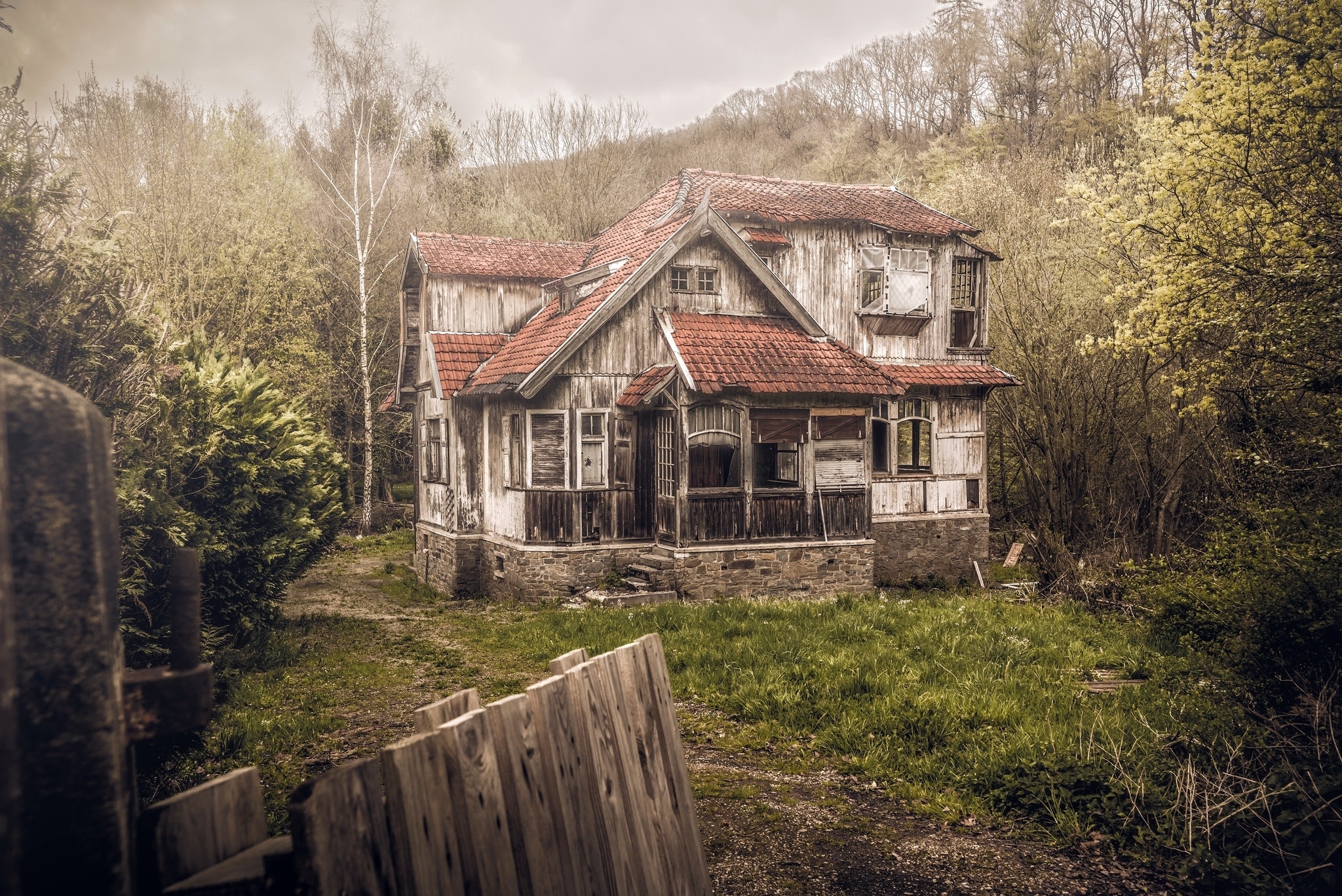 Старый домик стоял на самом. Поселок Форест заброшенный. Заброшенные деревни Германии. Деревенский домик в Америке 19 век. Старый деревянный заброшенный дом в деревне.