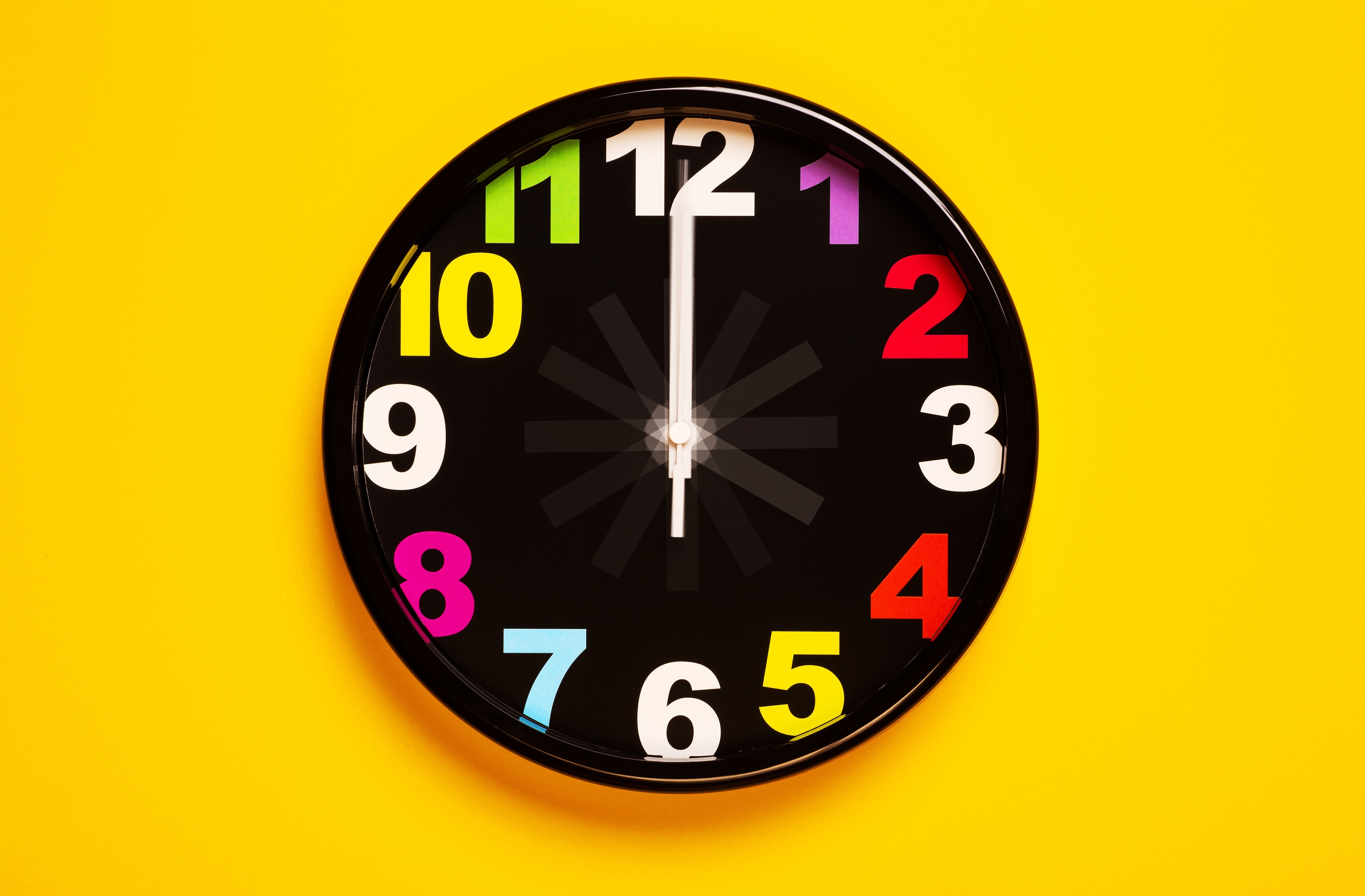 24 часа это 00 часов. Часы на желтом фоне. Заставка на часы. Обои с часами. Обои на рабочий стол часы.
